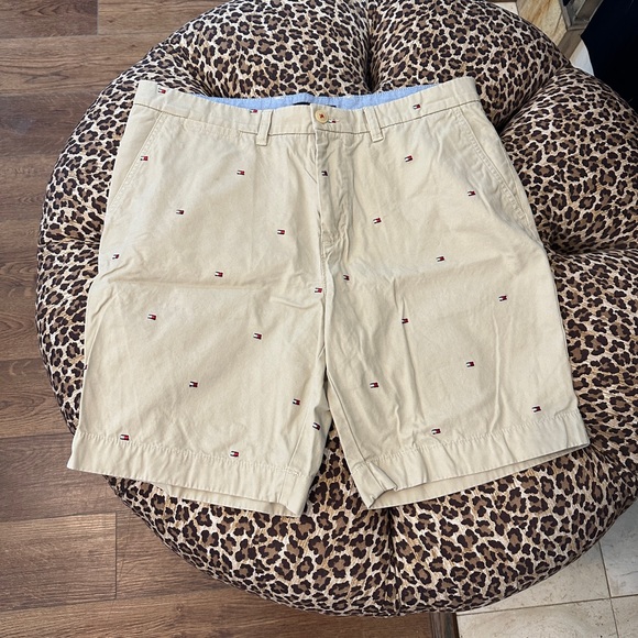 Tommy Hilfiger ￼ Embroidered Flag 36 Shorts ￼ - Picture 1 of 4